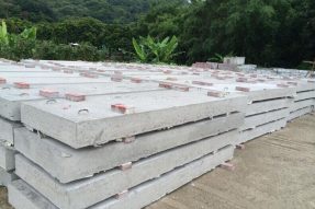 鋼筋混凝土蓋板模具澆筑水泥蓋板時應使用哪種級別的鋼筋？